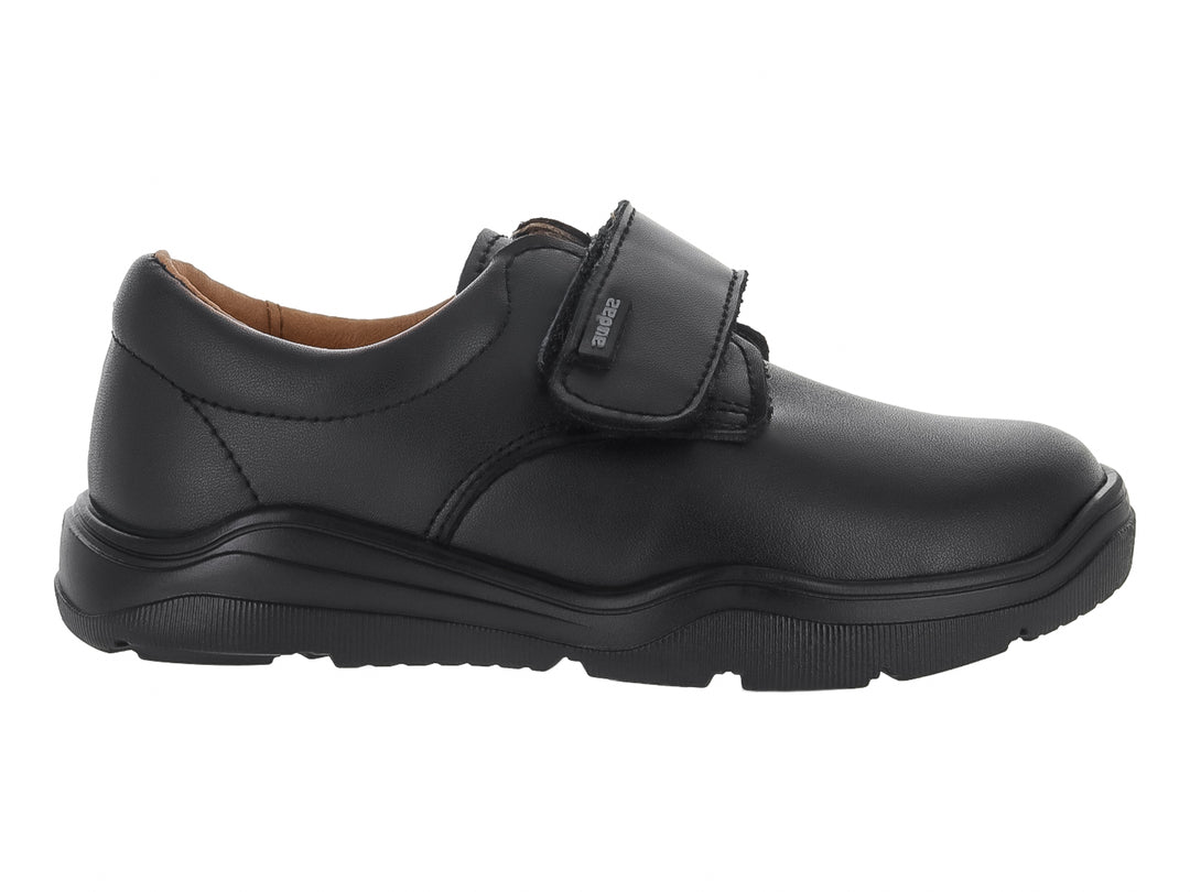 Zapato infantil color negro con cierre de velcro y suela gruesa.