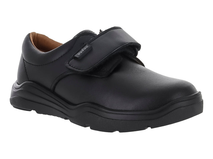 Zapato infantil color negro con cierre de velcro y suela gruesa.