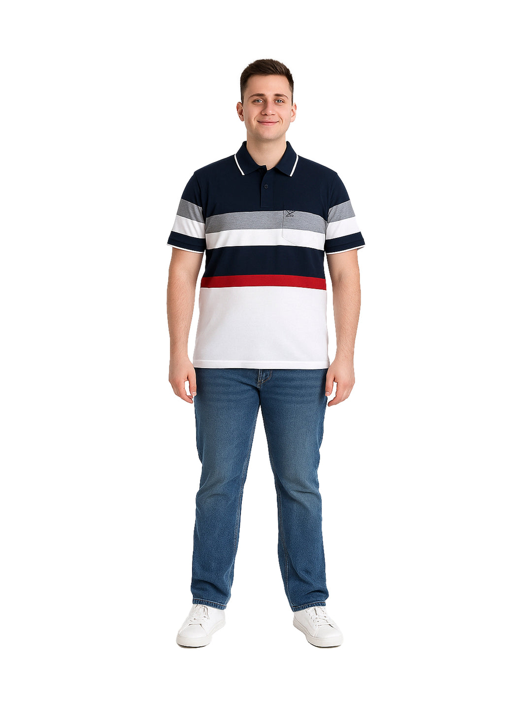 Hombre vistiendo playera polo de manga corta con diseño de rayas horizontales en azul marino, gris, rojo y blanco.