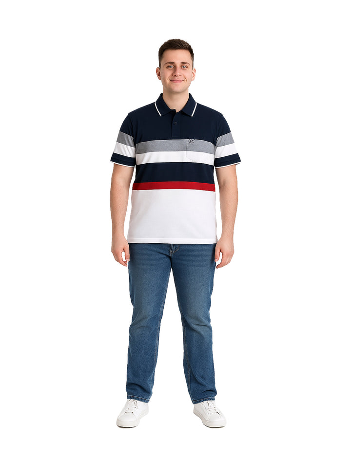 Hombre vistiendo playera polo de manga corta con diseño de rayas horizontales en azul marino, gris, rojo y blanco.