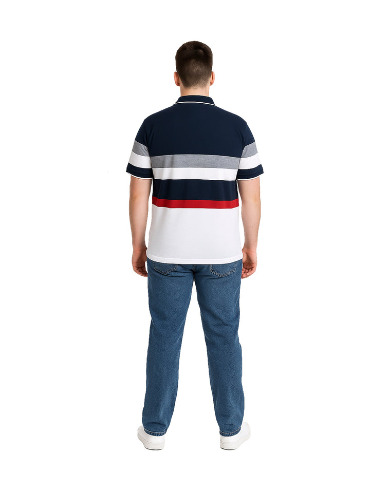 Hombre vistiendo playera polo de manga corta con diseño de rayas horizontales en azul marino, gris, rojo y blanco.