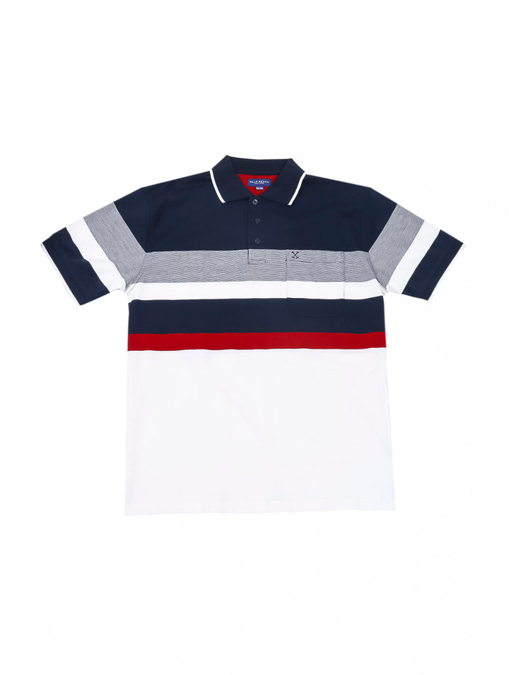 Hombre vistiendo playera polo de manga corta con diseño de rayas horizontales en azul marino, gris, rojo y blanco.