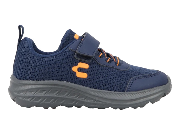 Tenis deportivos Charly para niño en color azul marino con suela gris y detalles en naranja.