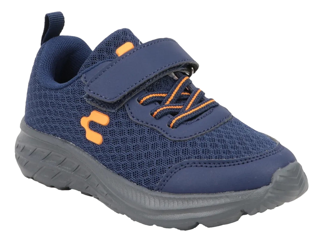Tenis deportivos Charly para niño en color azul marino con suela gris y detalles en naranja.
