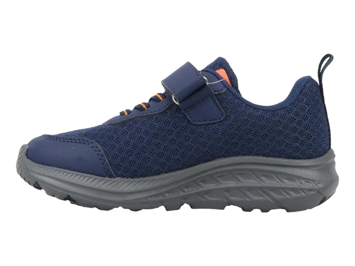 Tenis deportivos Charly para niño en color azul marino con suela gris y detalles en naranja.