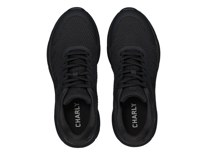 Tenis deportivos Charly color negro total con tejido de malla y suela robusta.