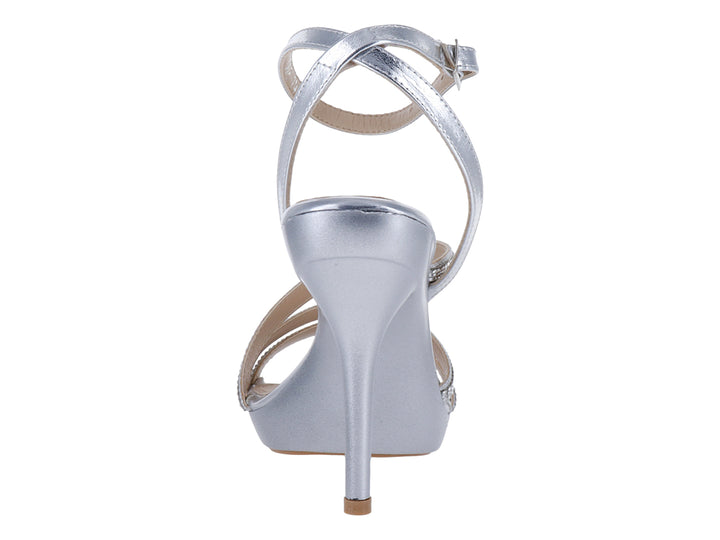 Sandalia elegante para mujer en color plata metálico con tacón alto, plataforma y tiras decoradas con brillantes.