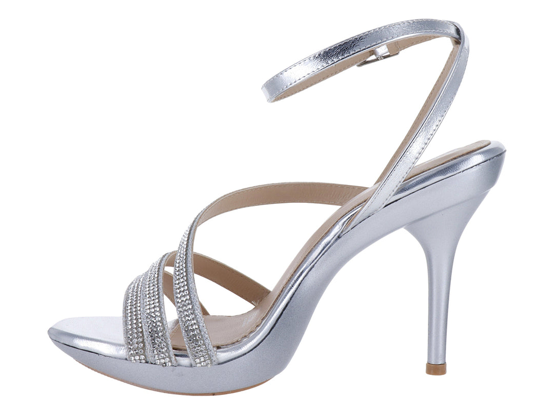 Sandalia elegante para mujer en color plata metálico con tacón alto, plataforma y tiras decoradas con brillantes.