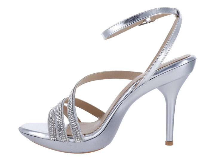 Sandalia elegante para mujer en color plata metálico con tacón alto, plataforma y tiras decoradas con brillantes.