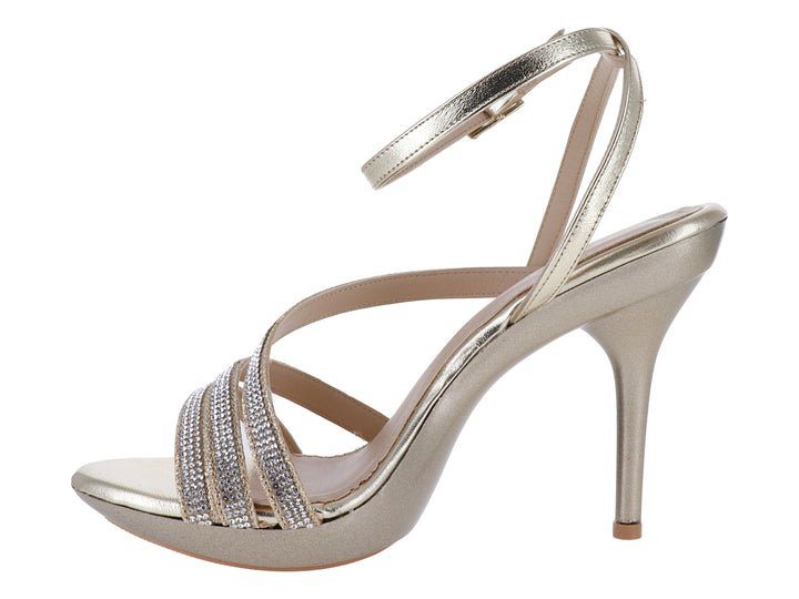 Sandalia elegante de tacón alto y plataforma en color oro inglés con detalles brillantes y correa al tobillo.