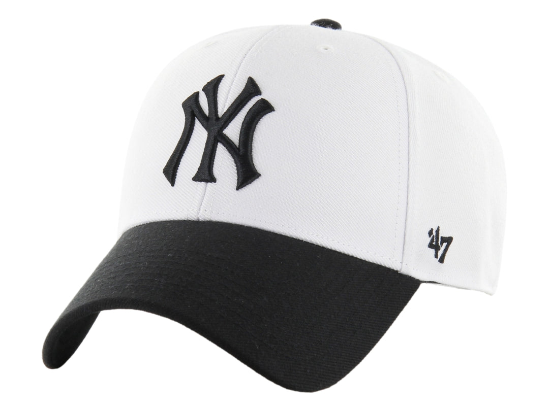 Gorra de béisbol 47 Brand con corona blanca, visera negra y logotipo de los New York Yankees bordado en negro.