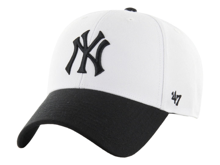 Gorra de béisbol 47 Brand con corona blanca, visera negra y logotipo de los New York Yankees bordado en negro.