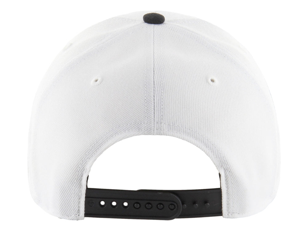 Gorra de béisbol 47 Brand con corona blanca, visera negra y logotipo de los New York Yankees bordado en negro.