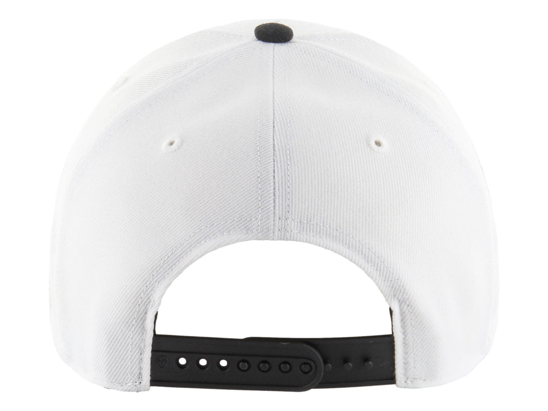 Gorra de béisbol 47 Brand con corona blanca, visera negra y logotipo de los New York Yankees bordado en negro.