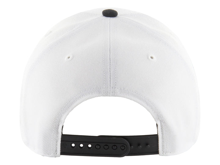 Gorra de béisbol 47 Brand con corona blanca, visera negra y logotipo de los New York Yankees bordado en negro.