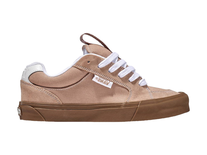 Tenis VANS modelo Chukka Push en color sepia con cordones y detalles en blanco.