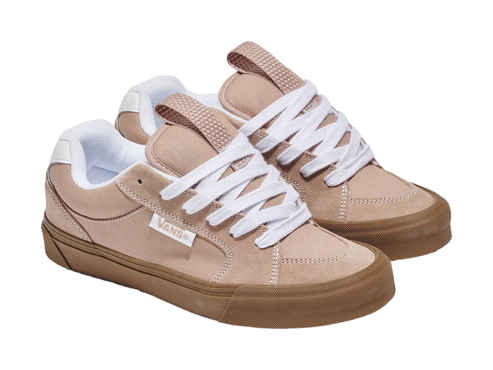 Tenis VANS modelo Chukka Push en color sepia con cordones y detalles en blanco.