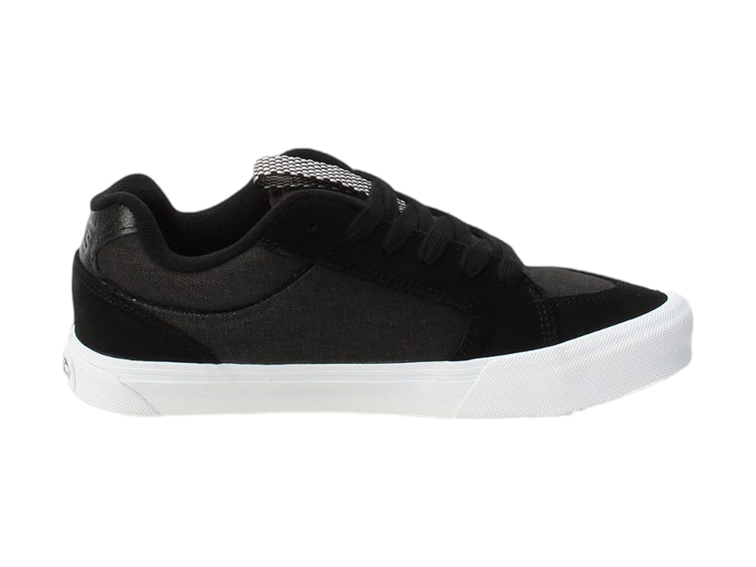 Tenis VANS modelo Chukka Push en color negro con suela blanca y cordones negros.