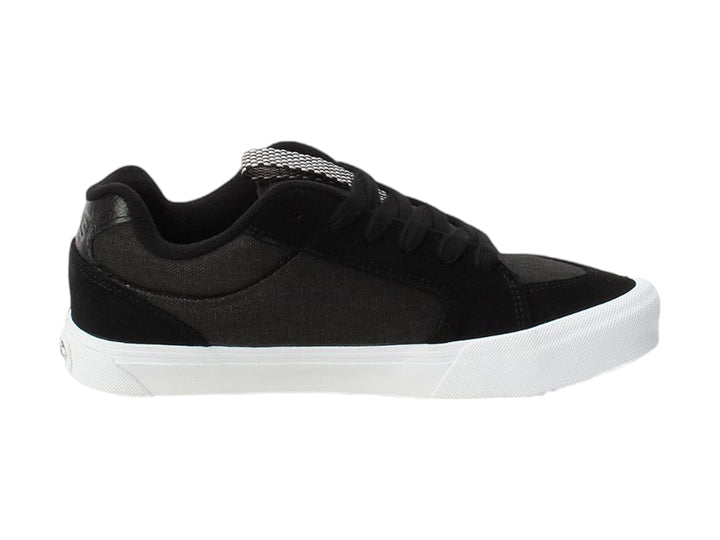 Tenis VANS modelo Chukka Push en color negro con suela blanca y cordones negros.