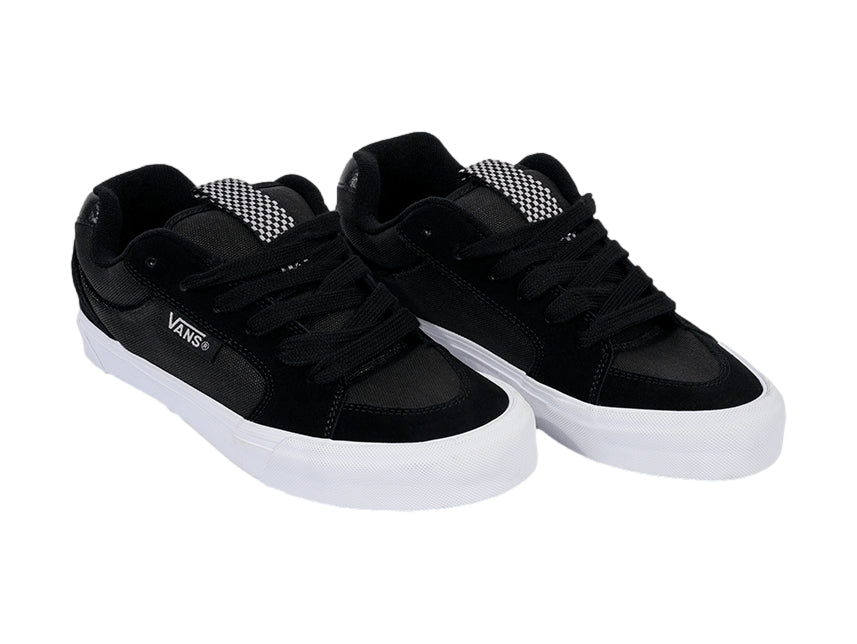 Tenis VANS modelo Chukka Push en color negro con suela blanca y cordones negros.