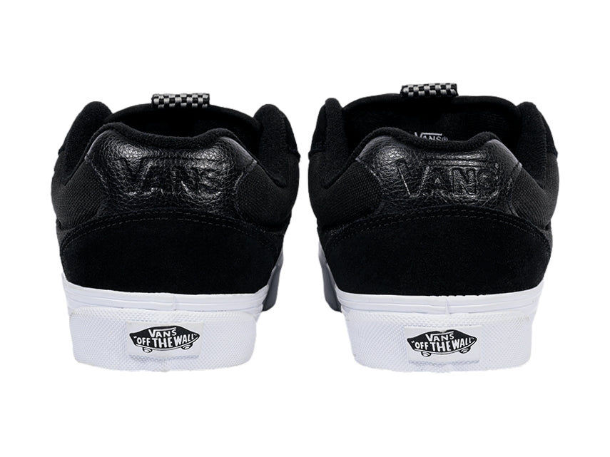Tenis VANS modelo Chukka Push en color negro con suela blanca y cordones negros.