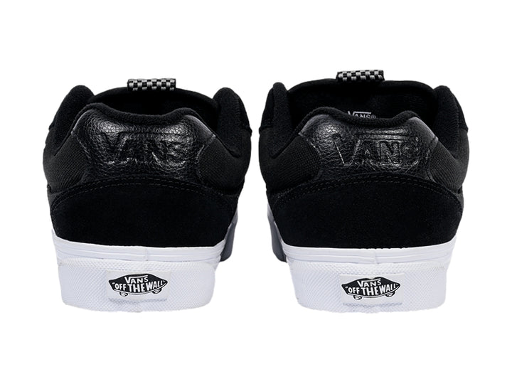 Tenis VANS modelo Chukka Push en color negro con suela blanca y cordones negros.