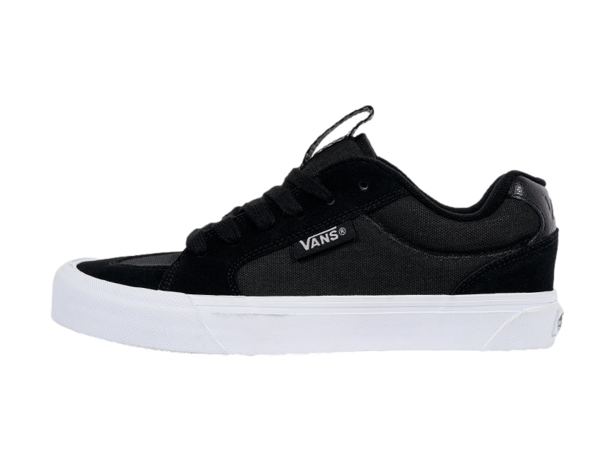 Tenis VANS modelo Chukka Push en color negro con suela blanca y cordones negros.