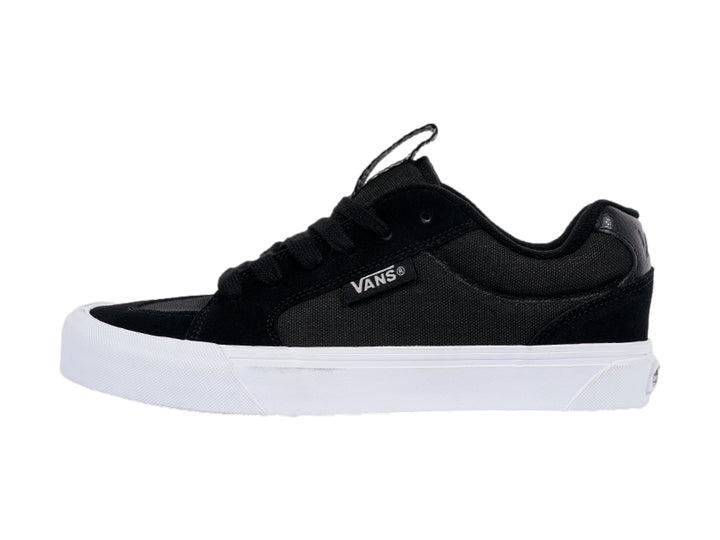 Tenis VANS modelo Chukka Push en color negro con suela blanca y cordones negros.