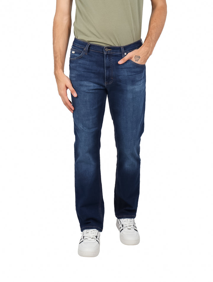 Hombre vistiendo pantalones LEE slim fit en color azul índigo con efecto lavado.