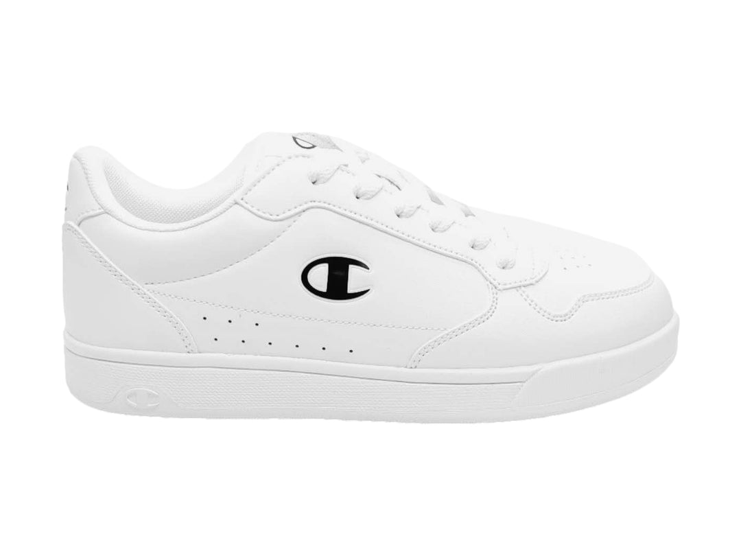 Tenis deportivos Champion color blanco con logotipo negro en el costado y suela blanca.