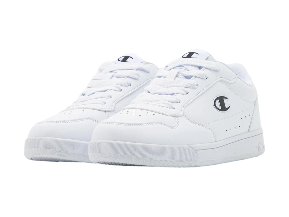 Tenis deportivos Champion color blanco con logotipo negro en el costado y suela blanca.