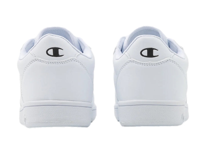Tenis deportivos Champion color blanco con logotipo negro en el costado y suela blanca.