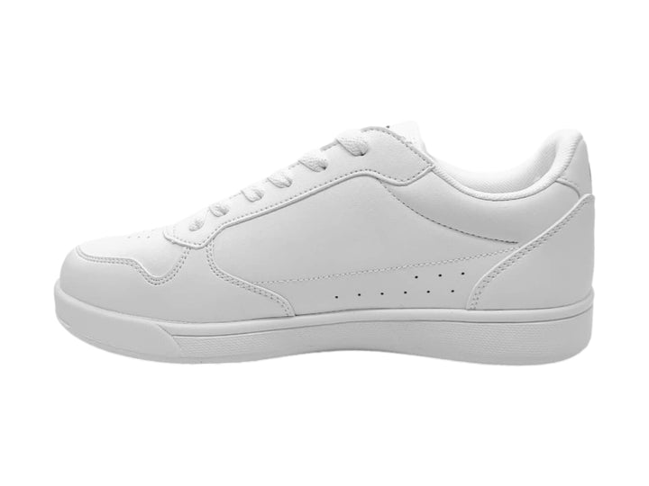 Tenis deportivos Champion color blanco con logotipo negro en el costado y suela blanca.