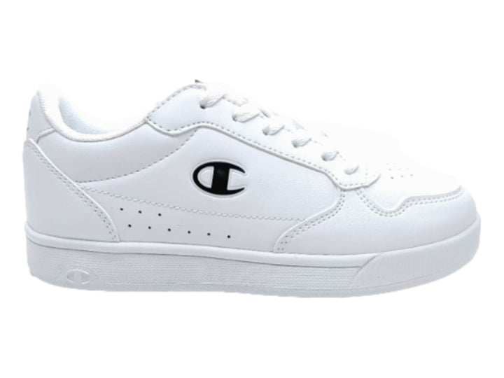Tenis deportivos Champion color blanco, diseño New Court con logo lateral negro y suela blanca.