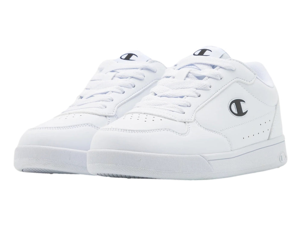 Tenis deportivos Champion color blanco, diseño New Court con logo lateral negro y suela blanca.