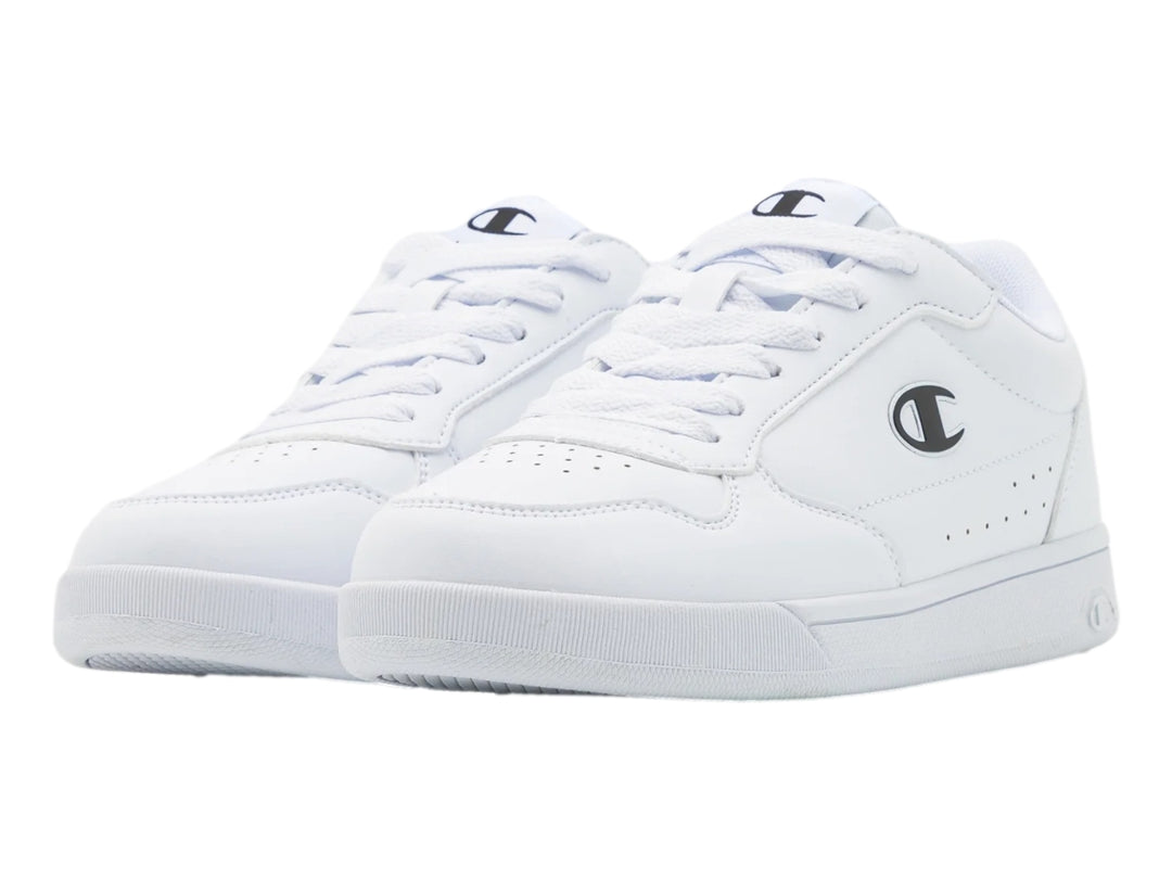 Tenis deportivos Champion color blanco, diseño New Court con logo lateral negro y suela blanca.