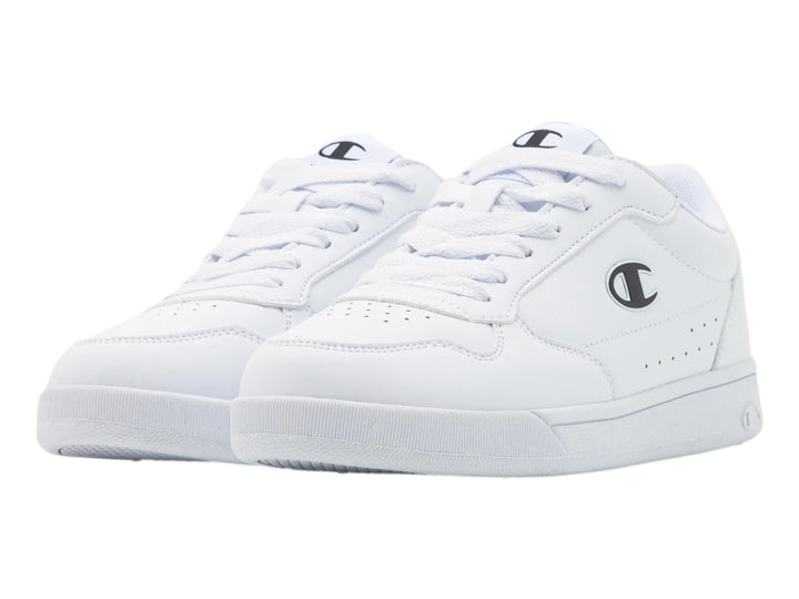 Tenis deportivos Champion color blanco, diseño New Court con logo lateral negro y suela blanca.