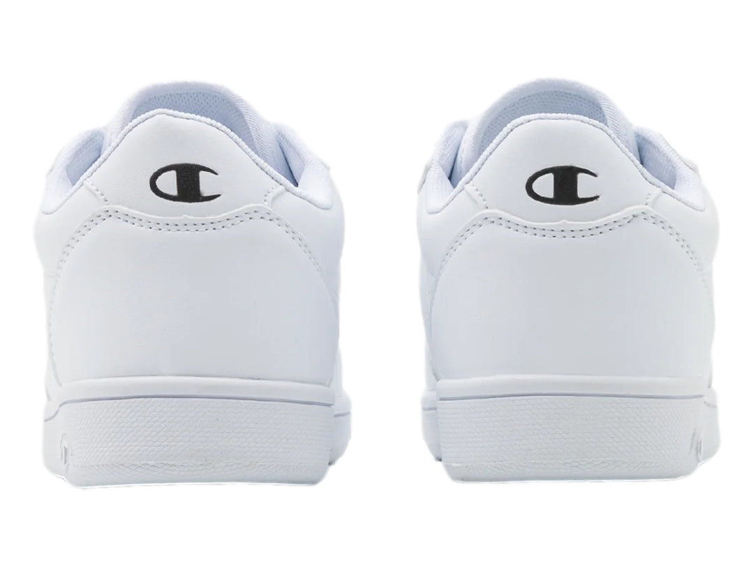 Tenis deportivos Champion color blanco, diseño New Court con logo lateral negro y suela blanca.