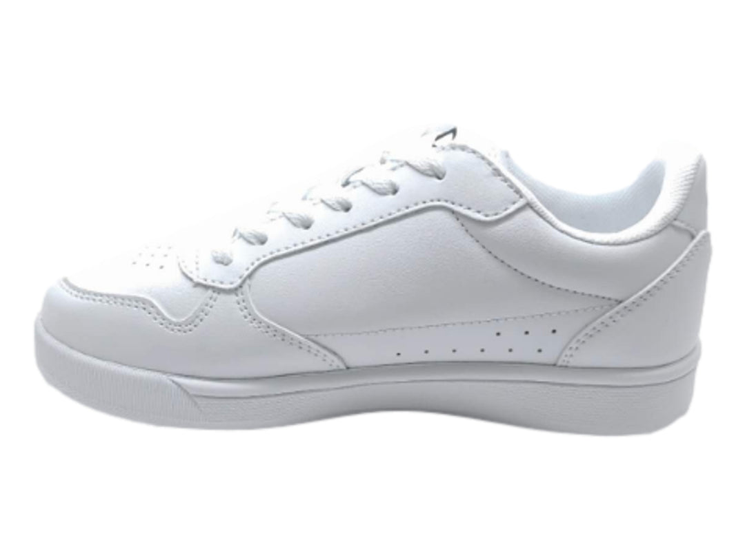 Tenis deportivos Champion color blanco, diseño New Court con logo lateral negro y suela blanca.