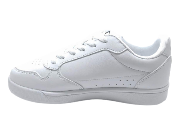Tenis deportivos Champion color blanco, diseño New Court con logo lateral negro y suela blanca.