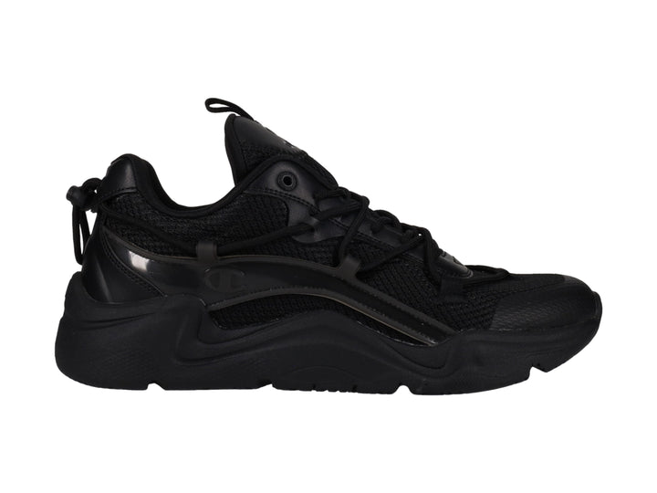 Tenis deportivos Champion color negro con suela gruesa y detalles en malla y material sintético.