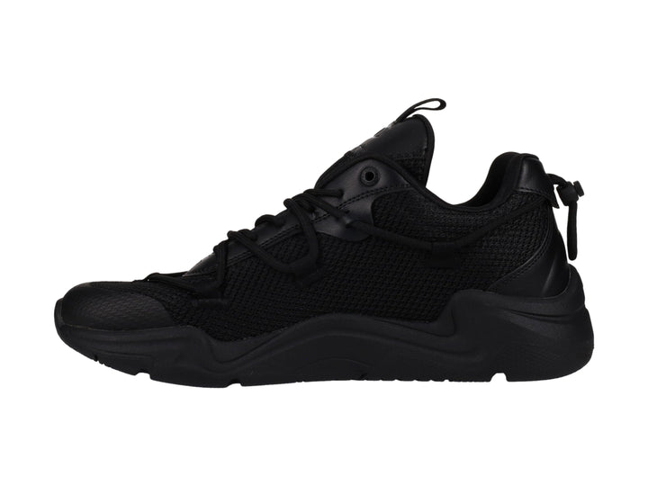Tenis deportivos Champion color negro con suela gruesa y detalles en malla y material sintético.