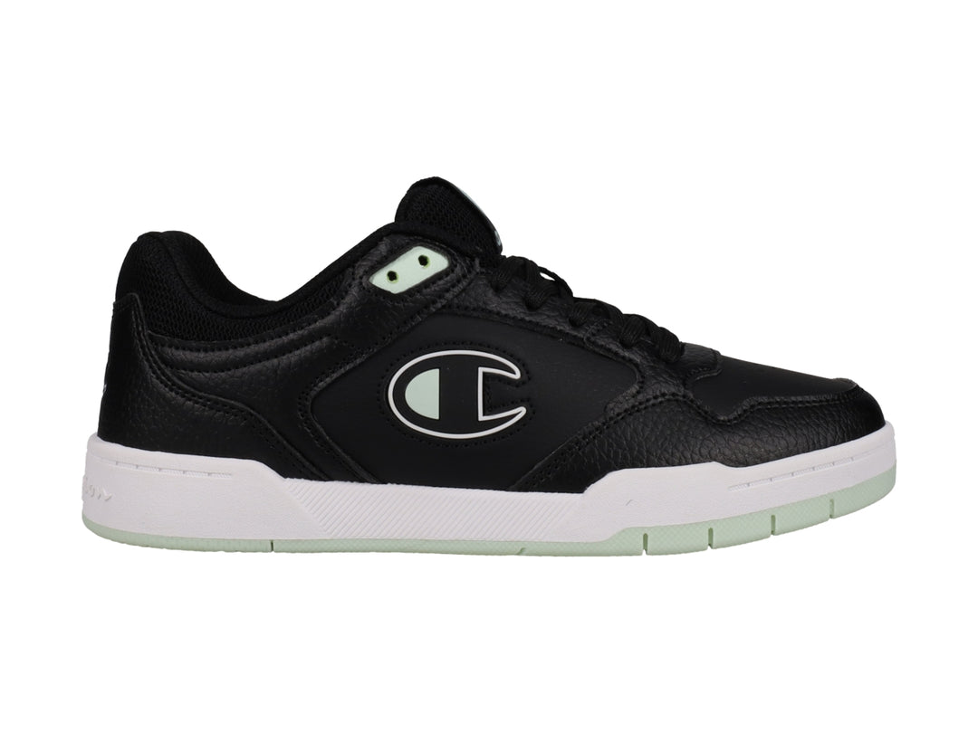 Tenis Champion color negro con suela blanca y detalles en verde menta.