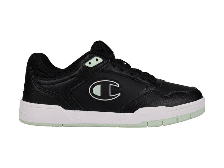 Tenis Champion color negro con suela blanca y detalles en verde menta.