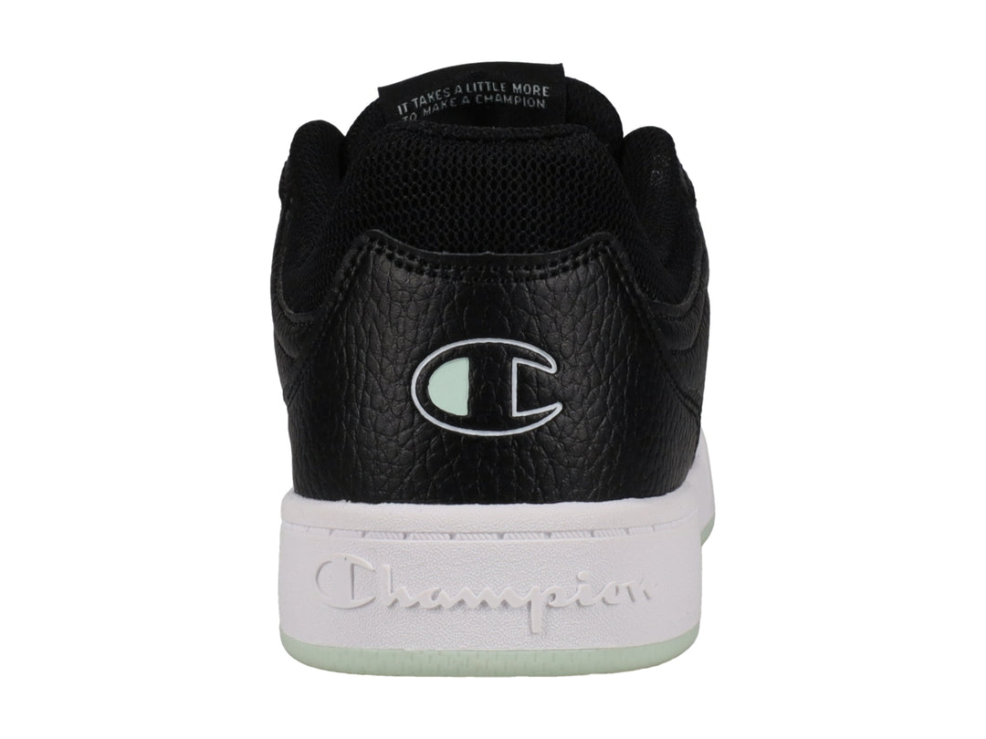 Tenis Champion color negro con suela blanca y detalles en verde menta.