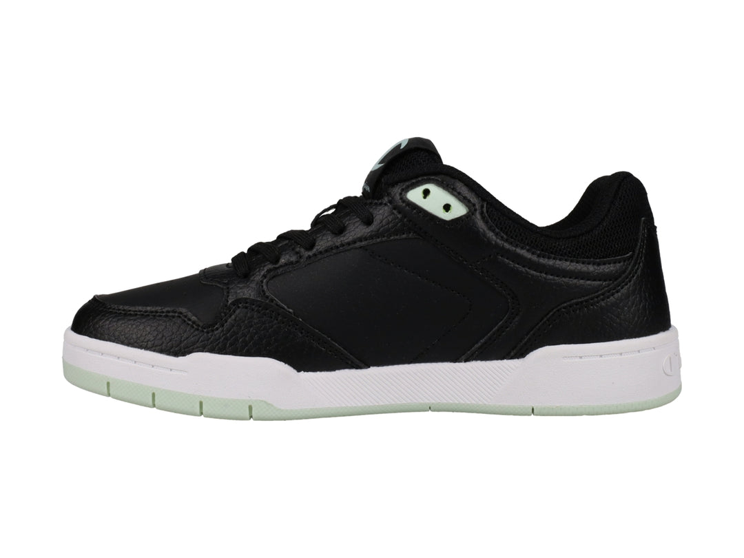 Tenis Champion color negro con suela blanca y detalles en verde menta.
