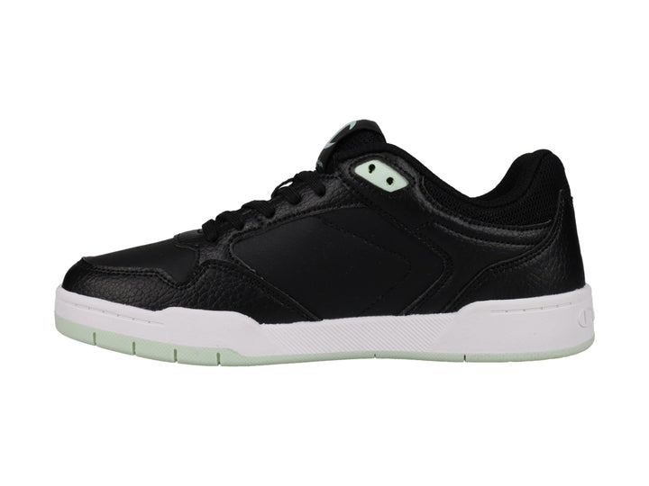Tenis Champion color negro con suela blanca y detalles en verde menta.