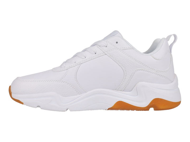 Tenis Champion blancos con suela de goma color caramelo y diseño deportivo.