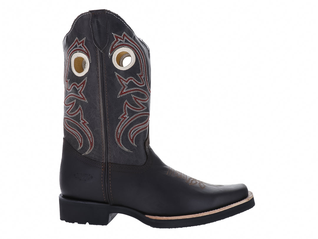 Bota vaquera de cuero color negro con detalles bordados en marrón y rojo y punta cuadrada.