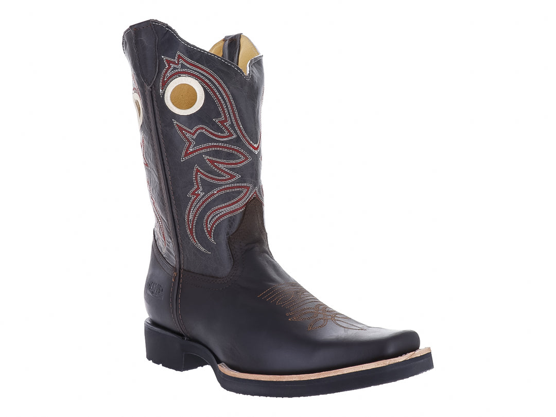 Bota vaquera de cuero color negro con detalles bordados en marrón y rojo y punta cuadrada.